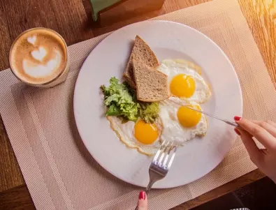 Перфектната закуска: Пържени яйца с домашен хляб