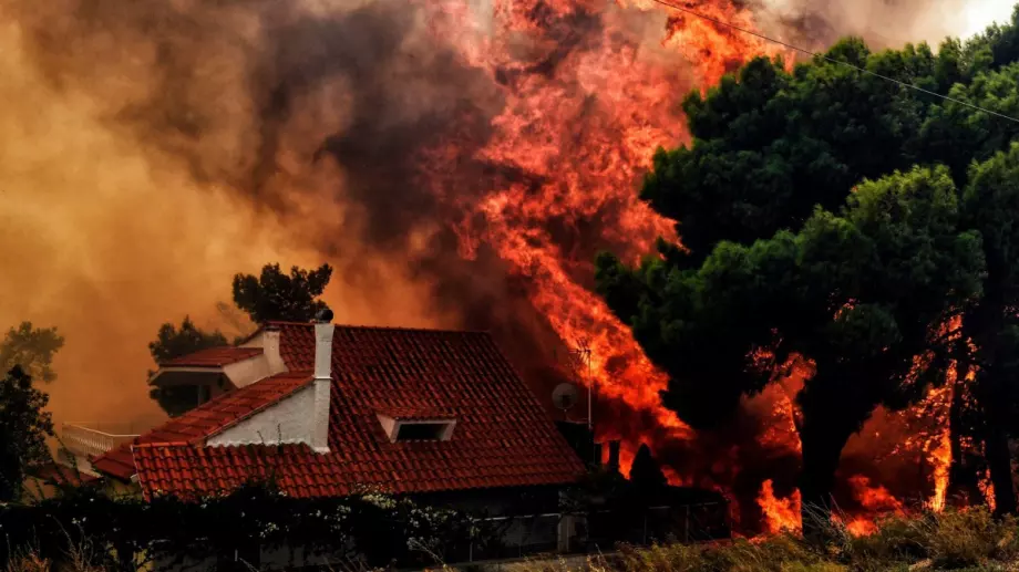Голям горски пожар възникна край турския курорт Мармарис