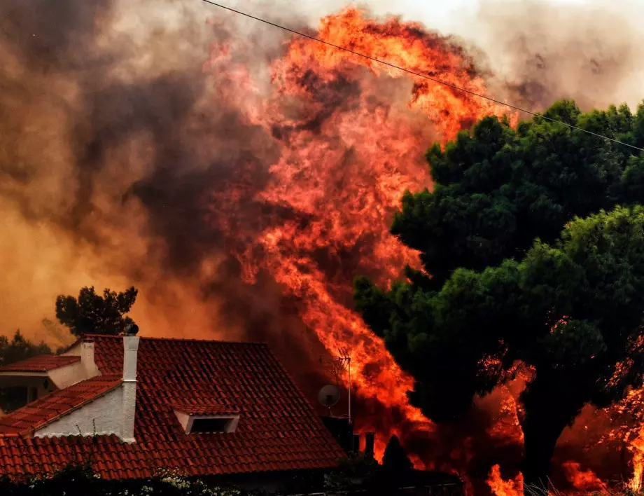 Голям горски пожар възникна край турския курорт Мармарис