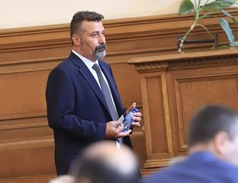 Филип Станев очаква да има бял дим от комина на парламента