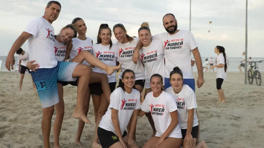 Волейболните шампионки от ВК „Марица“ влизат в ролята на съдии на Нестле за „Живей Активно“ на плажа