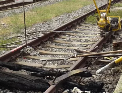 Паднала скала върху линията спря влаковете между Орешец и Димово
