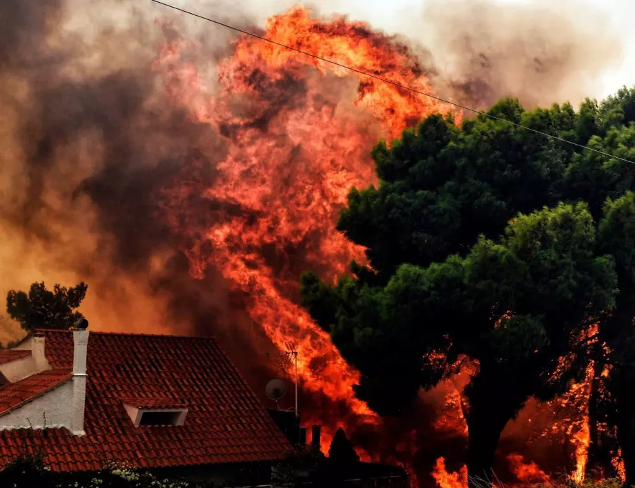 Ситуацията с пожарите в Гърция остава критична