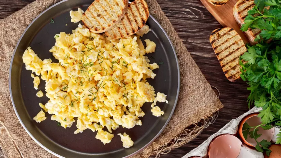 Превърнете бърканите яйца в истински деликатес с този прост трик