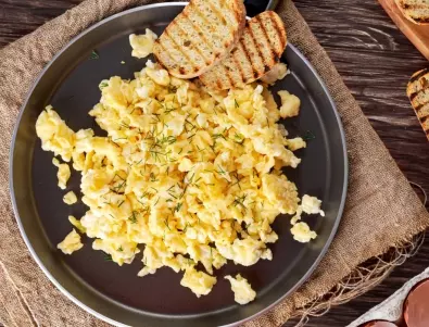 Пържена сланина с яйца – ястие за 5 минути 