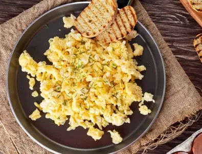 Вкусна закуска: Бъркани яйца със сирене и ароматен розмарин