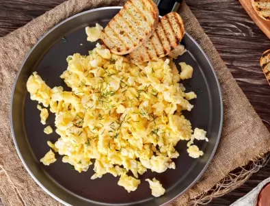 Бъркани яйца с песто и шунка: Перфектна закуска