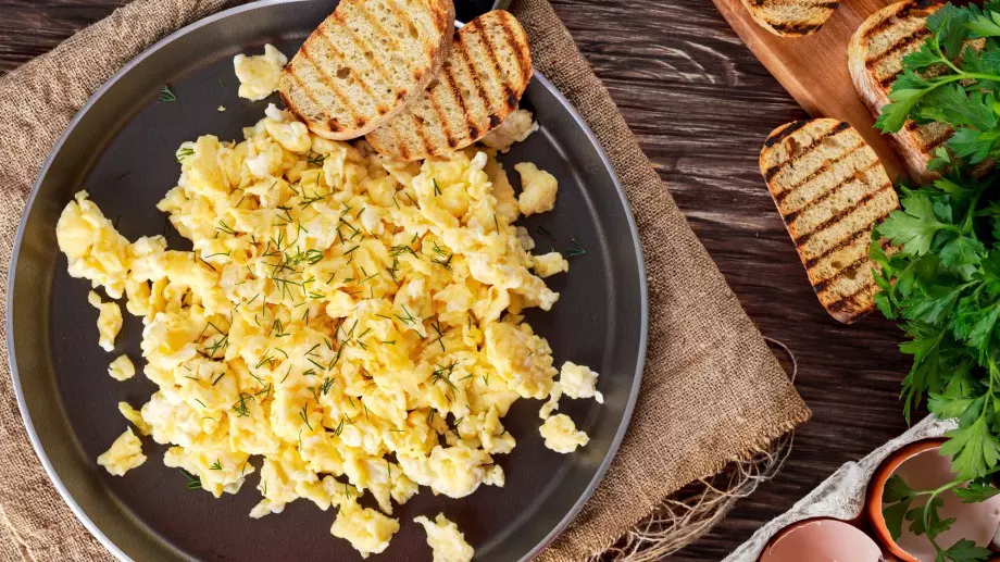 Бъркани яйца с песто и шунка: Перфектна закуска