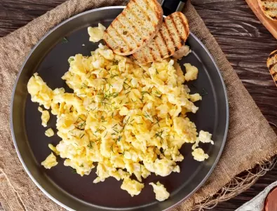 Бъркани яйца с прясно мляко на тиган: Перфектна закуска