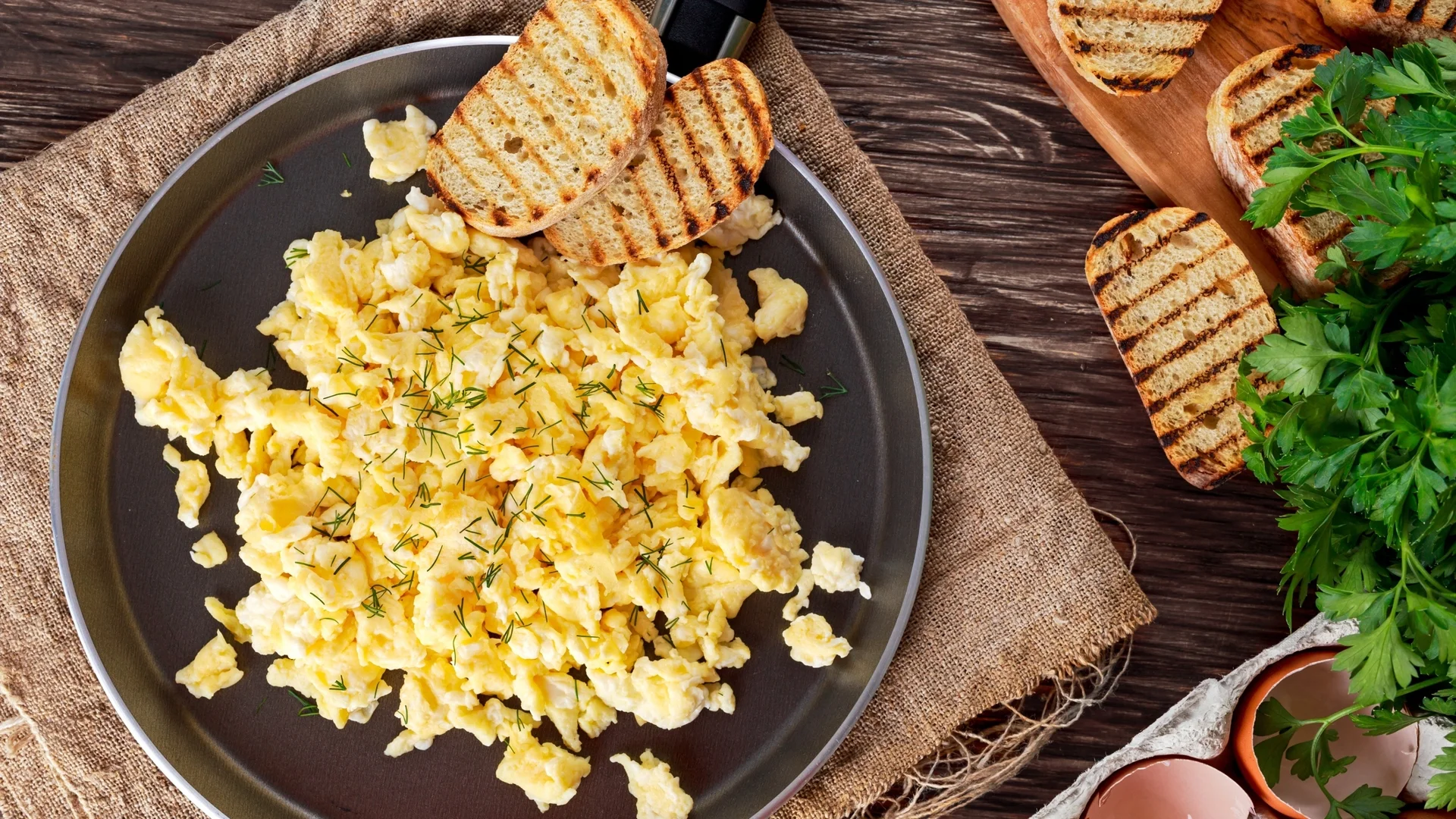 Перфектна закуска: Бъркани яйца с песто