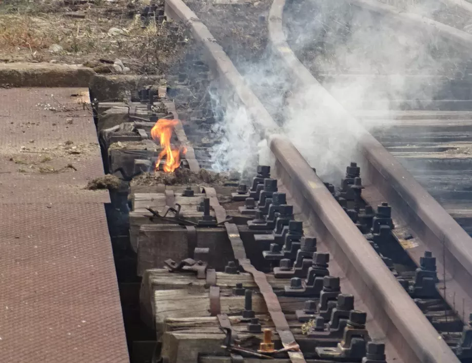 Траверси, контактна мрежа и оптичен кабел горяха при пожара на гара Бобошево (СНИМКИ)