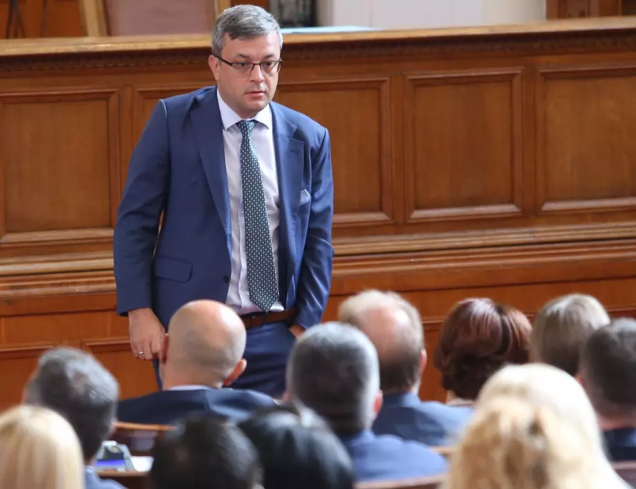 Един срещу друг, но само в парламента: Двама депутати от ГЕРБ и БСП седнаха след работа на вина и деликатеси (СНИМКА)