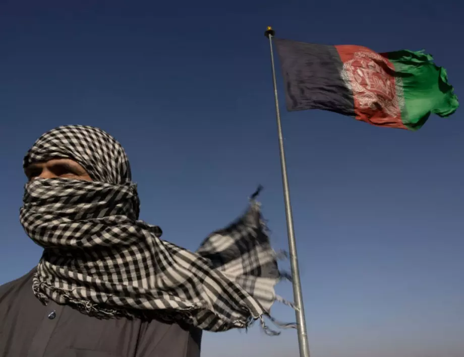 Талибаните са подкупвали военни да предадат оръжието си 