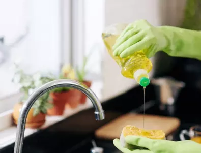 Хитър трик за тези, които ги мързи да мият чинии