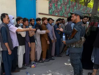 Поне 5 жертви поради хаоса на летището в Кабул (ВИДЕО)