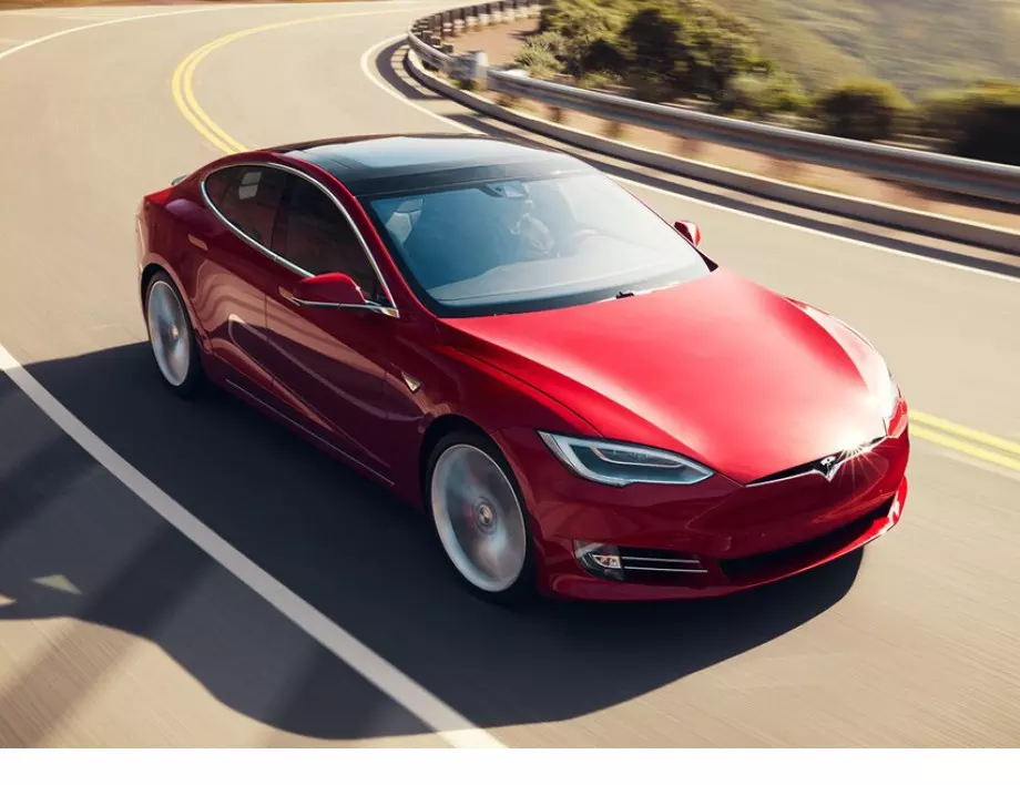 Печалбата на Tesla спада заради по-ниските цени на автомобилите