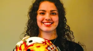 Мъжки хокеен тим покани на проби обещаваща млада вратарка