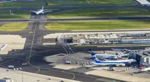 Затвориха обновена писта на голямо летище заради повреди на самолетните гуми