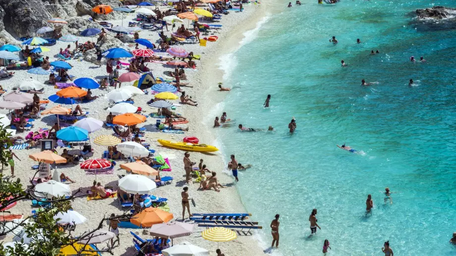 Гърция забрани влизане в морето на 12 плажа заради замърсяване