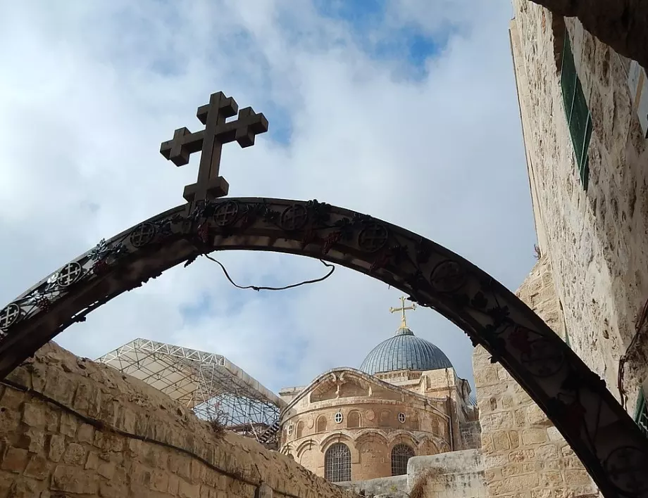 Православните християни отбелязват Разпети петък в Йерусалим (ВИДЕО)