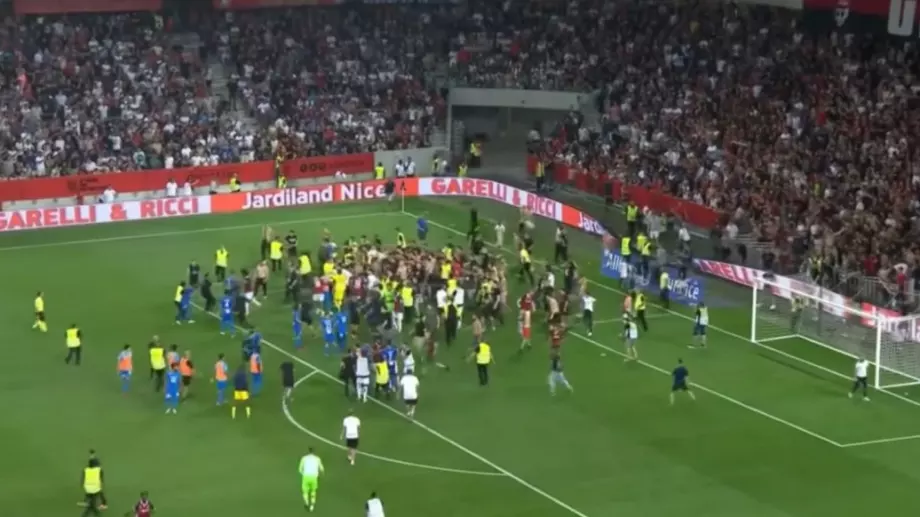 Страшно меле между футболисти и фенове прекрати дерби във Франция (ВИДЕО)