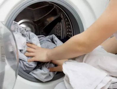 Чудото, което ще се случи с дрехите ви, ако натрошите един аспирин в прането