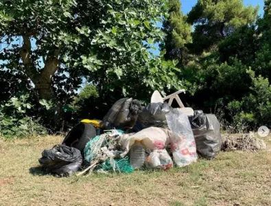 Шведски турист събра купища пластмаса от плаж на Халкидики