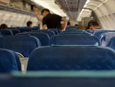 Авиокомпания глобява по 200 долара на месец неваксинираните си служители