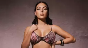 СНИМКА: Джорджина показа секси форми в басейна