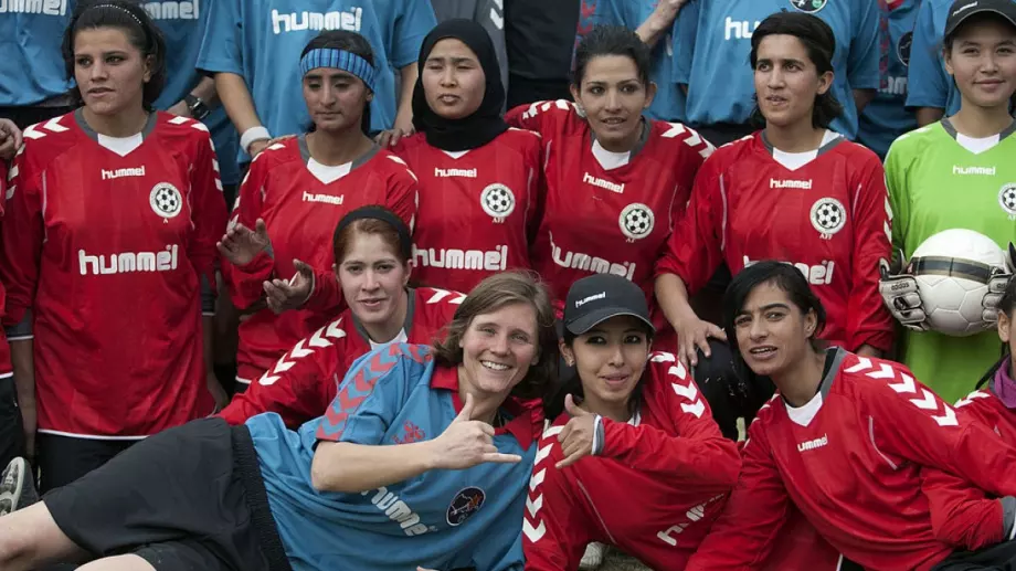 Футбол по време на война и шариат: Какво е да си футболистка в Афганистан?