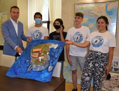 Бургаски ученици пресъздадоха в умален вид остров 