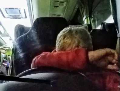 Кошмарно прибиране от морето: Как шофьор на автобус почти заспива на волана