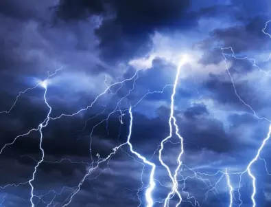 Жълт код за гръмотевични бури и валежи в Западна и Централна България