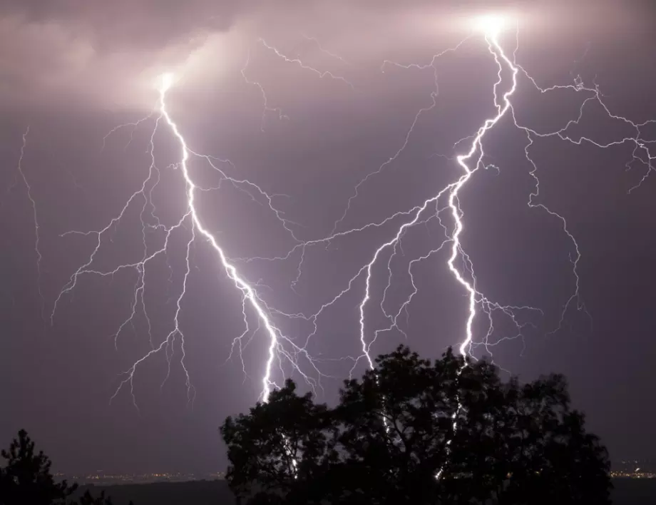 По време на гръмотевична буря НЕ правете това, ще ви удари гръм