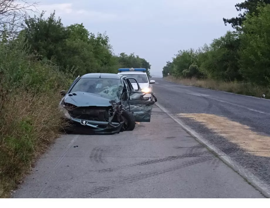 Двама души загинаха в тежка катастрофа край Поморие 