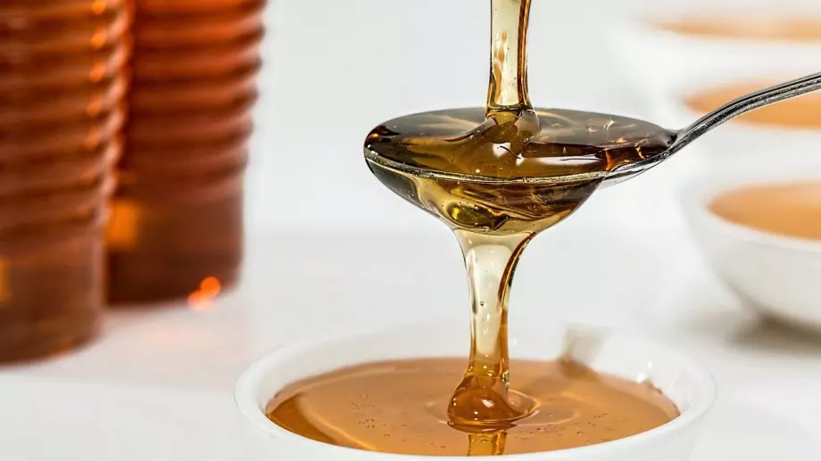 Медът помага при болно гърло. Ето как!