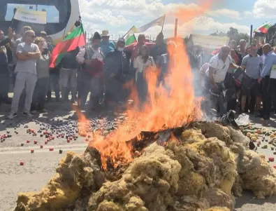 Протестиращи земеделски производители блокираха пътя София-Варна (СНИМКИ)