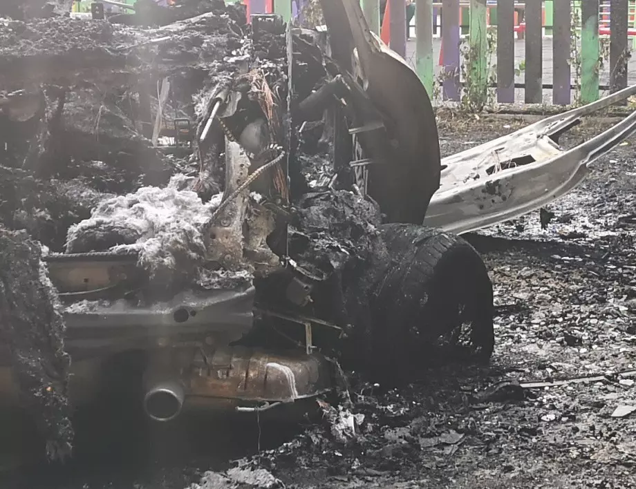 Запалиха два автомобила в кв. "Света Троица" 