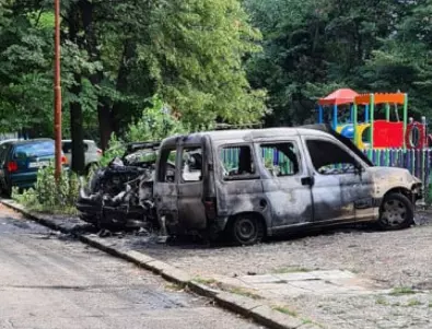 Две коли изгоряха напълно в столичния квартал 