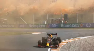 Футболна атмосфера във Формула 1 - Макс Верстапен ликува пред родна публика