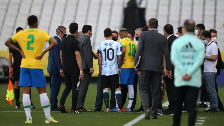 Пълна лудница: Прекратиха Бразилия - Аржентина в 7-ата минута (ВИДЕО)