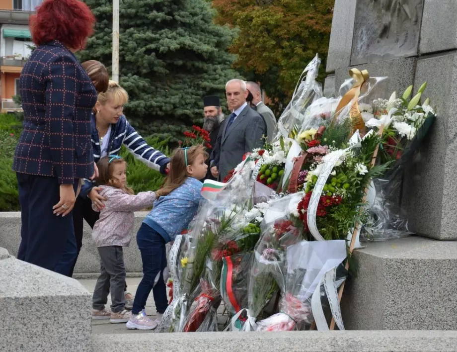 Община Видин отбеляза Деня на Съединението с церемония пред паметника на Скърбящия воин