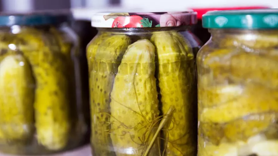 Лесно можете да удължите годността на киселите краставички