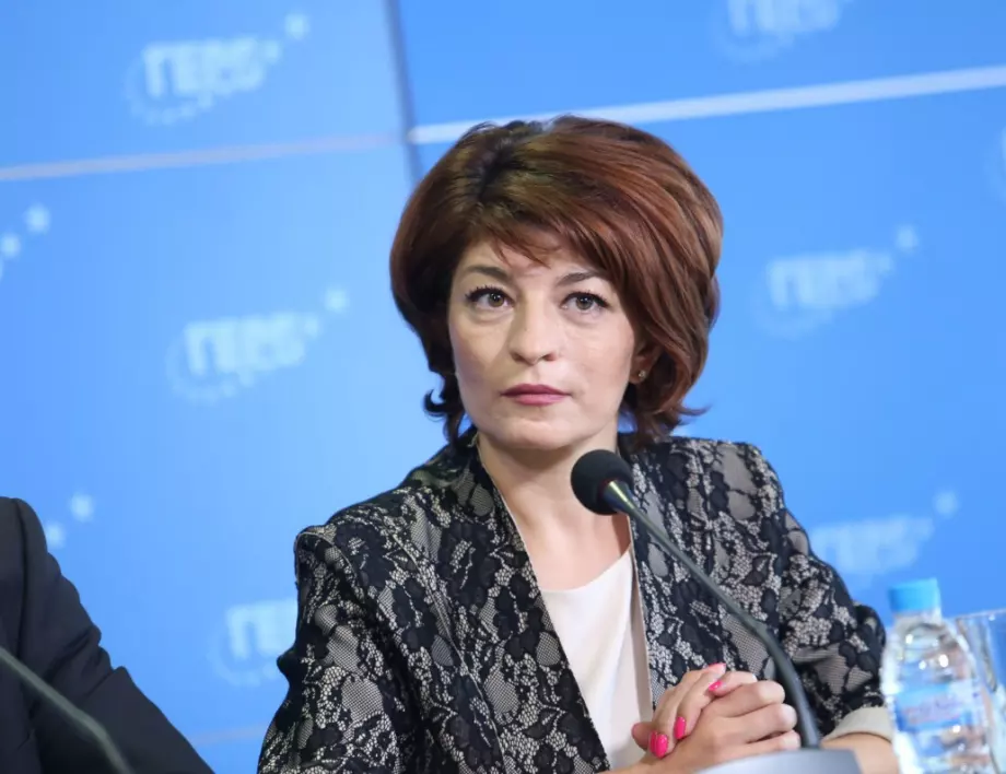 Десислава Атанасова: Служебното правителство е предизборен щаб на Радев