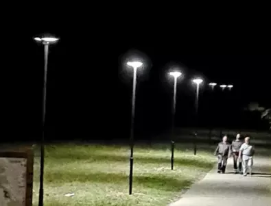 Нови соларни лампи осветяват нощем парк  „Кайлъка” в Плевен