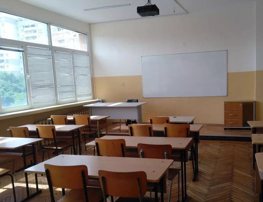 Ученици от 9-а ФЕГ в София с остра позиция срещу ръководството заради съученик, внесъл газов пистолет в час