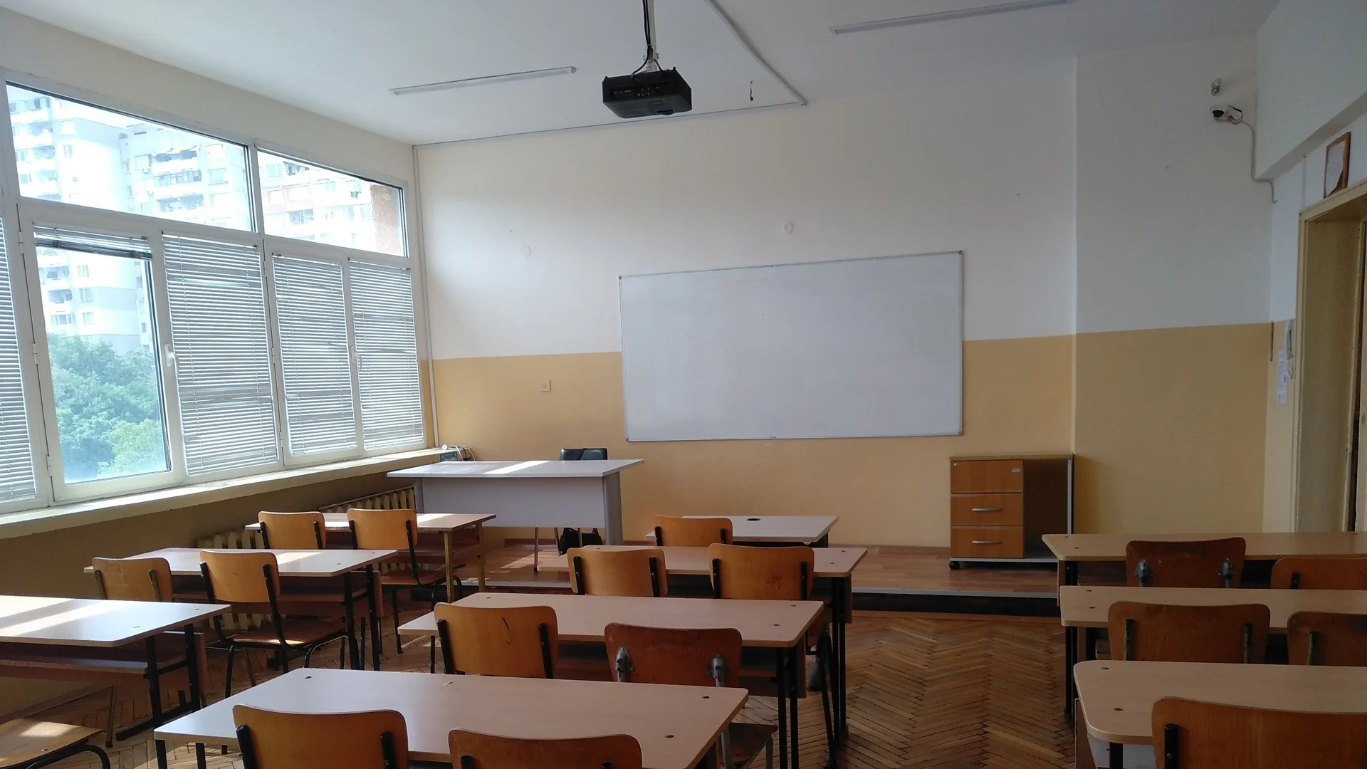 На ръба: 73 училища в София са с класове с под минималния брой деца