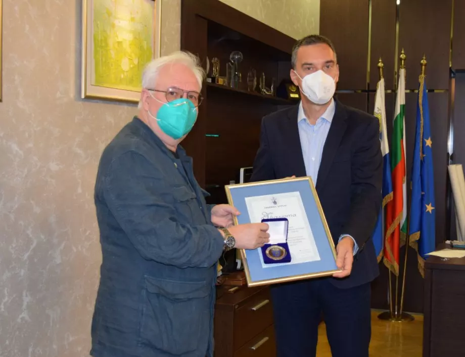 Димитър Николов награди двама медици за принос в опазване на детското здраве