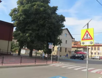 Пребоядисват всички пешеходни пътеки около градини и училища в Самоков