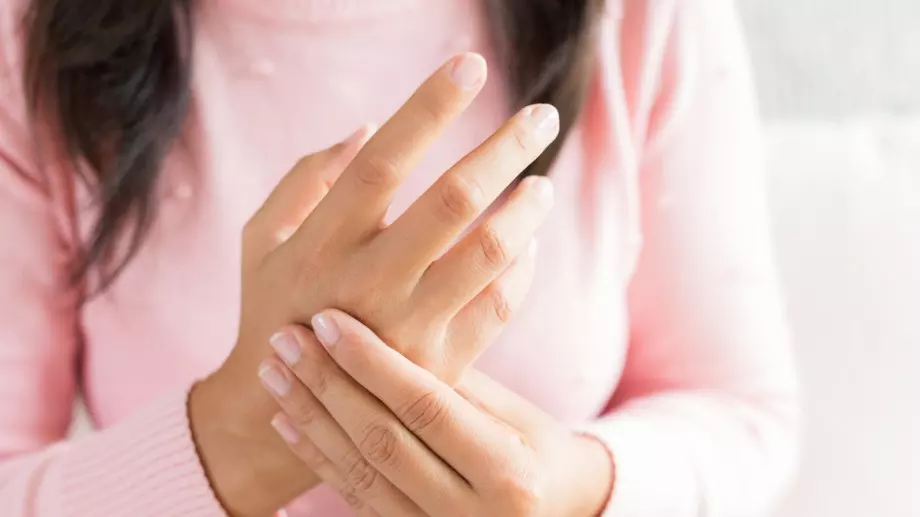 Кога подуването на пръстите на ръцете е опасно за здравето
